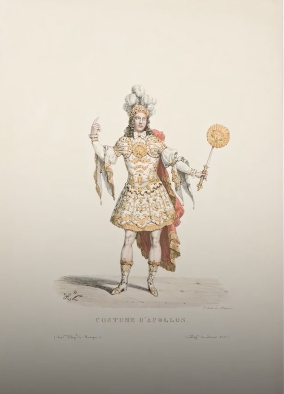 Costume d'Apollon porté par Louis XIV dans un ballet de cour : pourpoint et tonnelet blanc et or brodés de soleils, casque à plumes, sceptre en forme de soleil à la main, une jambe tendue en avant.