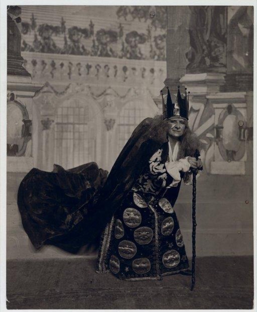 Enrico Cecchetti en Carabosse dans La Belle au bois dormant (Londres, 1921) : assis dans une grande cape noire, la couronne sur la tête, appuyé sur sa canne, la fée méchante, tout en mime.