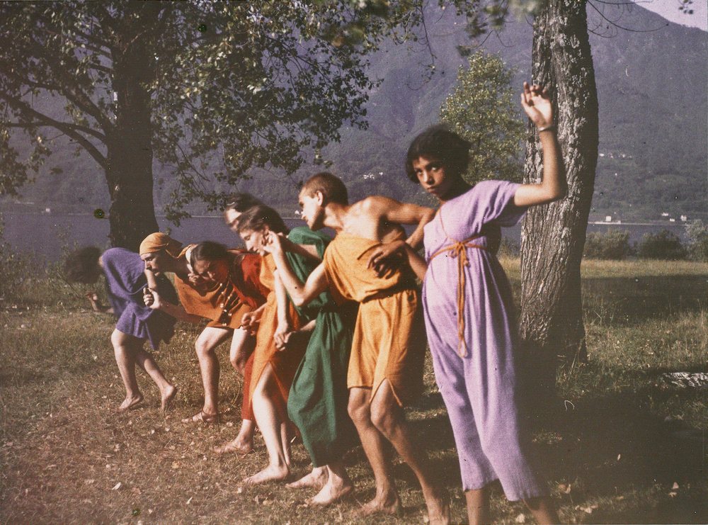 Rudolf Laban et un groupe de danseurs en tuniques, dansant en plein air, autochrome de 1914.